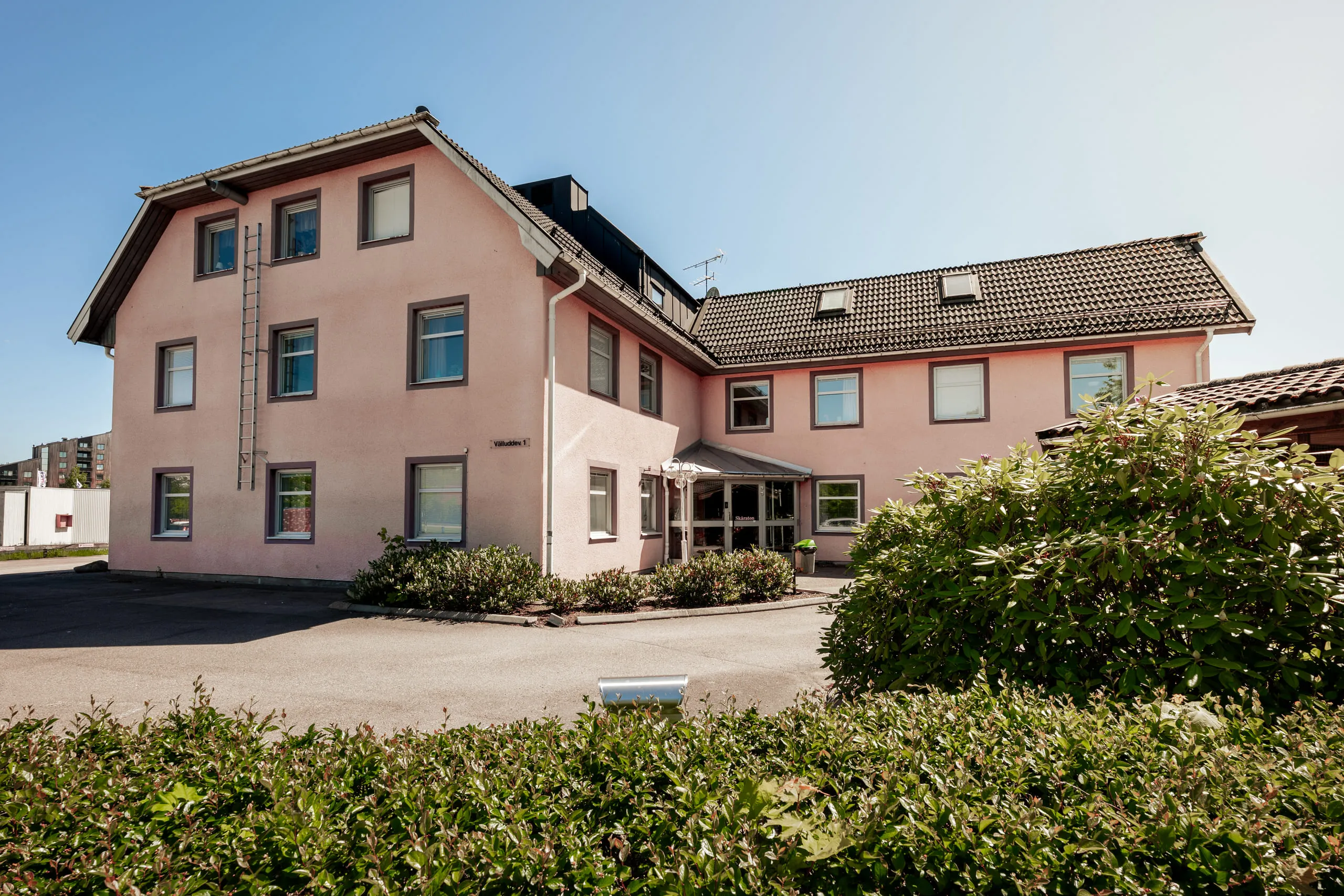 Huset Skäraton på Välluddevägen 1 en solig sommardag